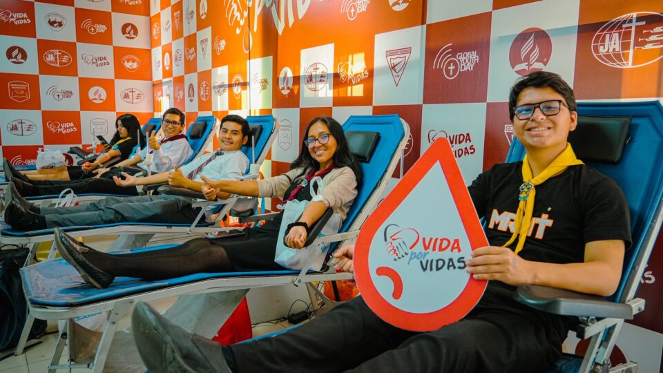 Voluntarios realizando servicio comunitario