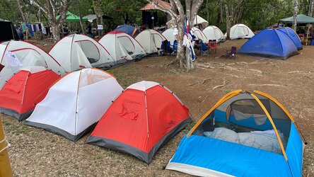 Jóvenes adventistas participando en un camporí