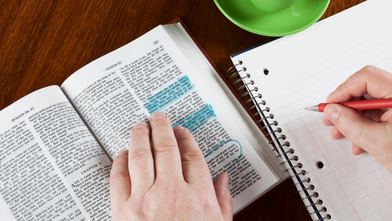 Mesa con Biblia abierta y notas de estudio