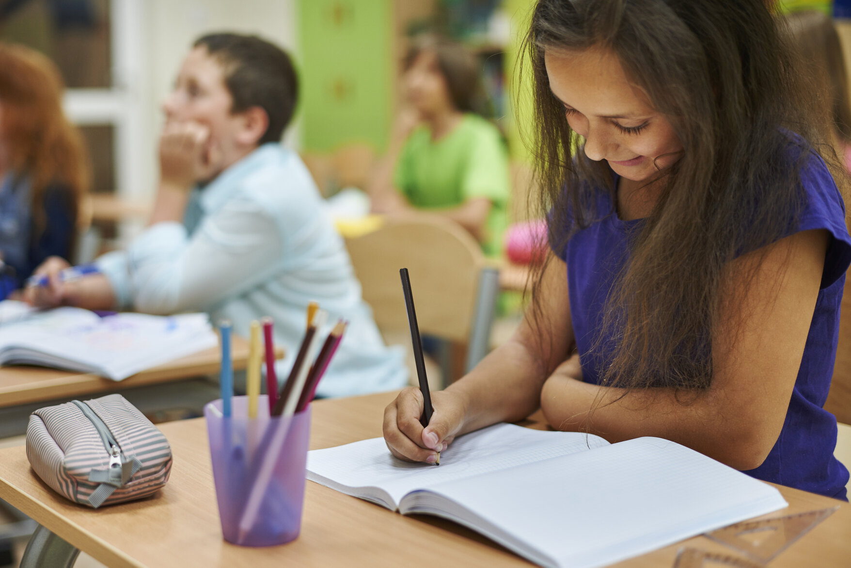 Familias en campus escolar