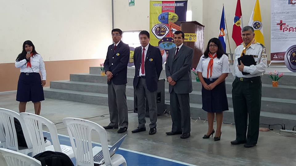 Jóvenes en una capacitación de liderazgo