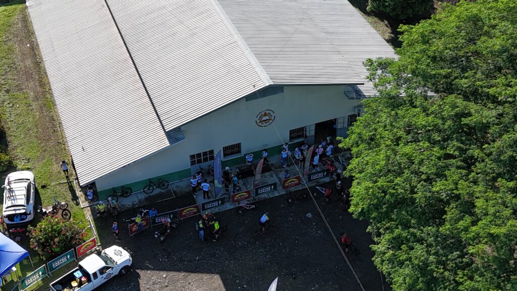 Estudiantes de secundaria en el patio del instituto